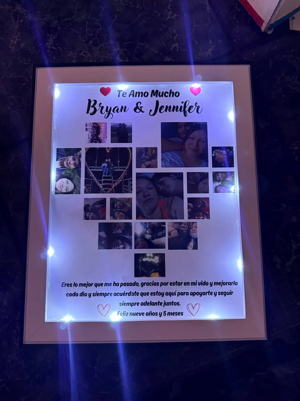 Cuadro con luces led y un collage de fotos en forma de corazón con una dedicatoria larga.