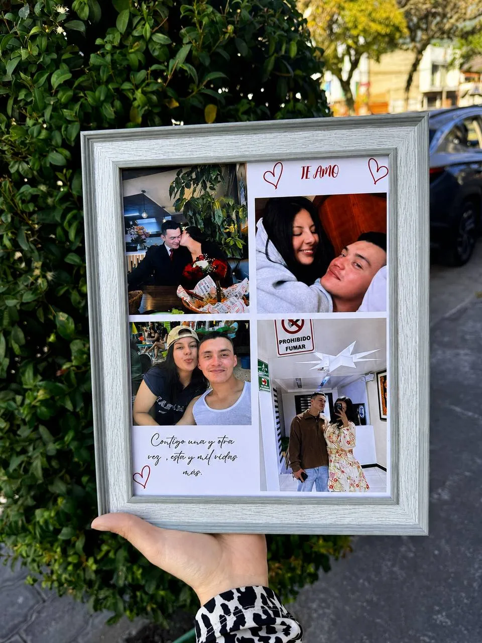 Cuadro sostenido en la mano, con cuatro fotos de una pareja y una frase escrita.