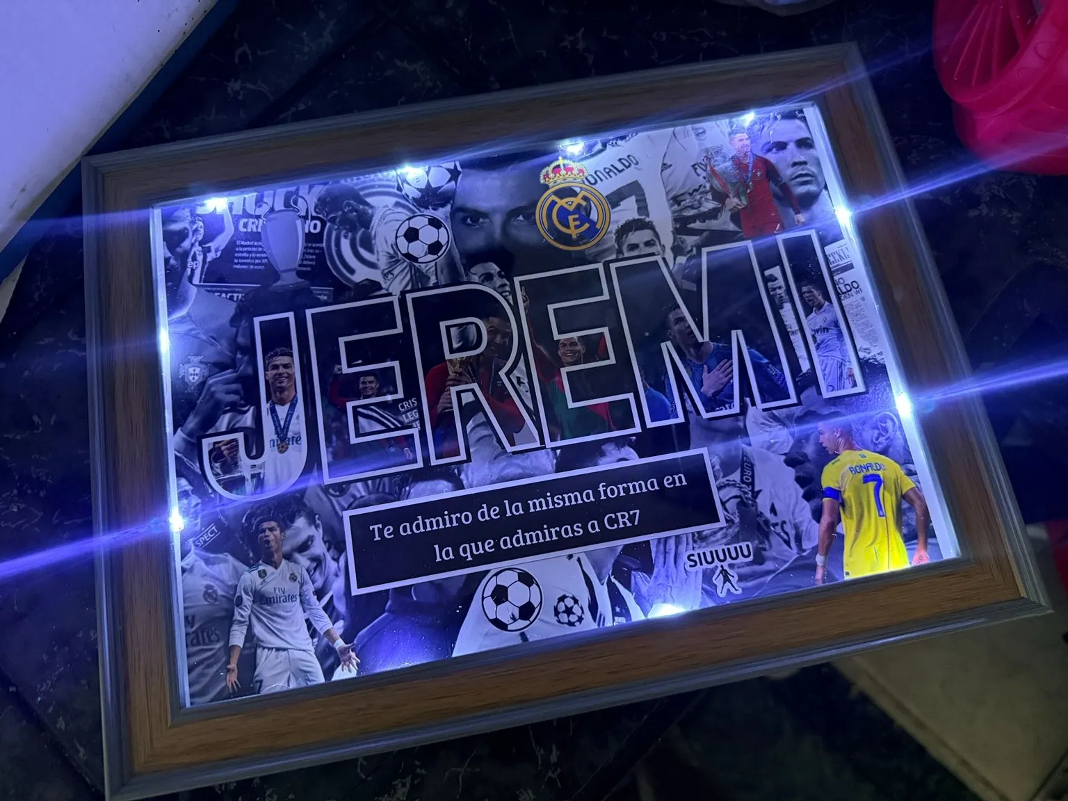 Cuadro con luces led y un collage deportivo con el nombre del homenajeado en letras grandes y una dedicatoria.